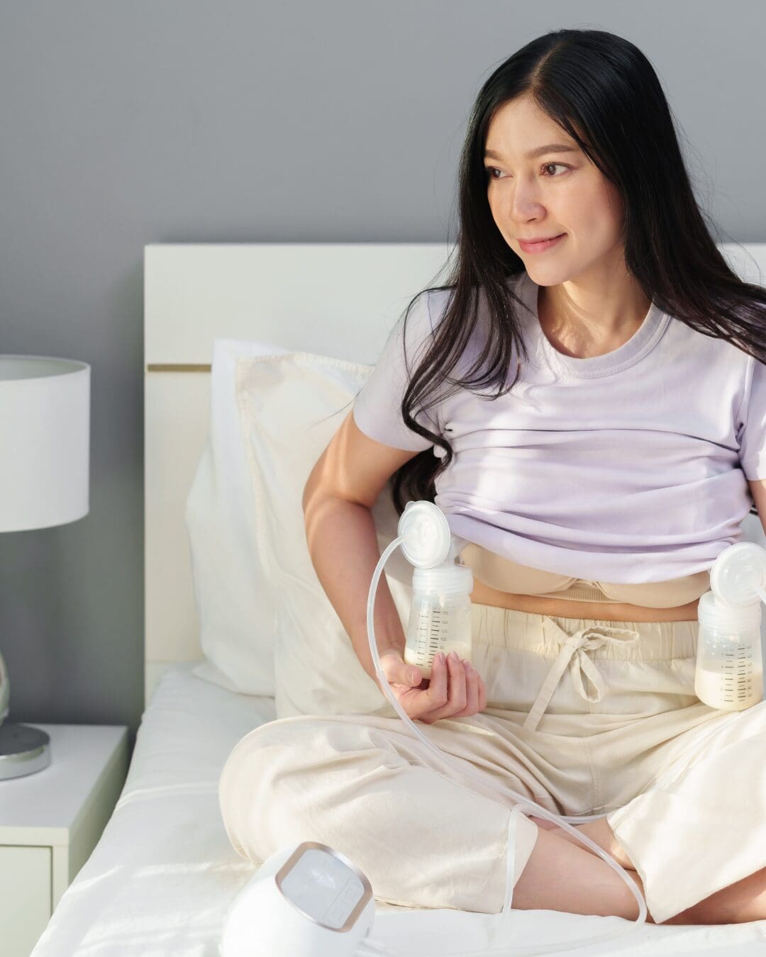 mum pumping her breastmilk pain free and happy